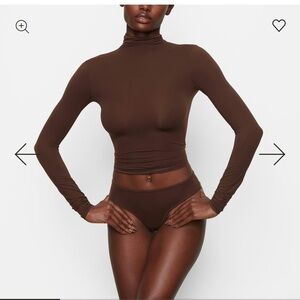 SKIMS FITS EVERYBODY TURTLENECK TOP | COCOA